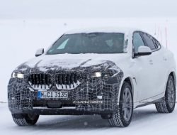 Обновленный BMW X6 G06 впервые попал в объективы фотокамер
