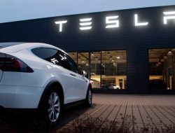На Tesla подали в суд за выпуск машин со смертельно опасной подвеской