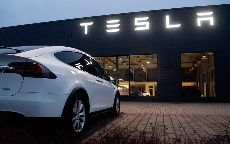 
            На Tesla подали в суд за выпуск машин со смертельно опасной подвеской
        