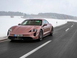 Электрокар Porsche обошел по продажам все бензиновые машины в Норвегии