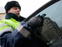 «₽4 тыс. и арест». ГИБДД рассказала о наказании за отказ снять тонировку