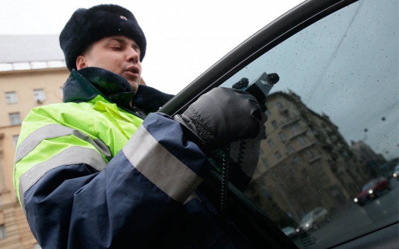 
            «₽4 тыс. и арест». ГИБДД рассказала о наказании за отказ снять тонировку
        