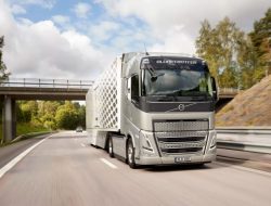 Volvo приостановила выпуск грузовиков в России