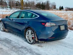 Tesla отзовет более 50 тыс. электрокаров из-за неисправного автопилота