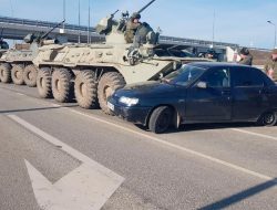 В Крыму произошло ДТП с участием бронетранспортера и легковушки. Видео