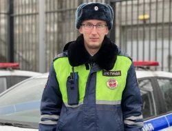 Сотрудник ГИБДД помог рожающей женщине