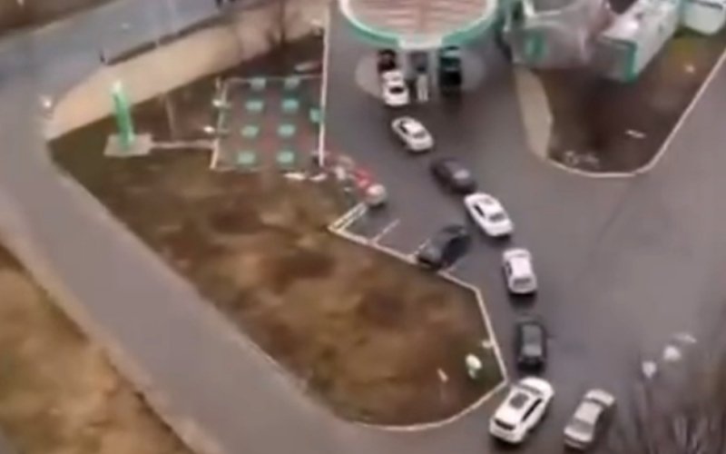 
            В ДНР объявление об эвакуации привело к огромным очередям на АЗС. Видео
        