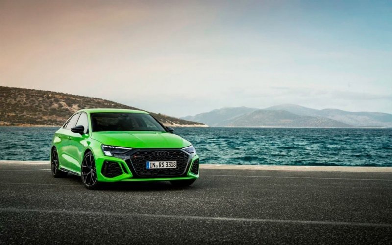 
            Audi назвала российские цены на хэтчбек и седан RS3 с 400-сильным мотором
        