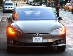 Автопилот Tesla проверят из-за жалоб на внезапное торможение
