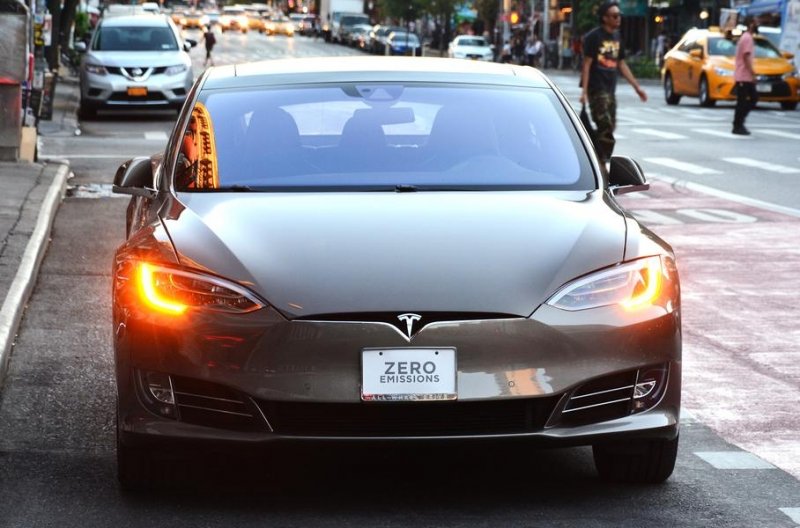 Автопилот Tesla проверят из-за жалоб на внезапное торможение