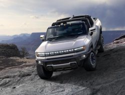 Батарея электрического пикапа Hummer EV весит больше, чем Toyota Corolla