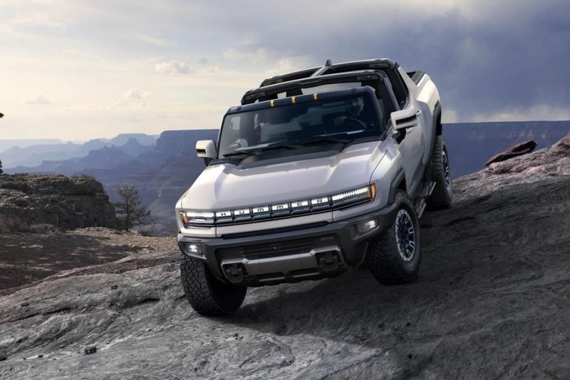 Батарея электрического пикапа Hummer EV весит больше, чем Toyota Corolla