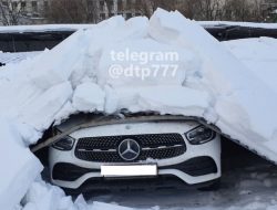 23 разбитых авто. Как снег и коммунальщики подставили владельцев машин