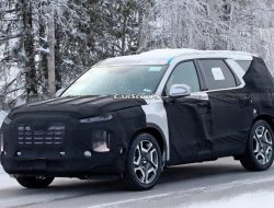 Обновленный Hyundai Palisade впервые замечен на тестах. Фото