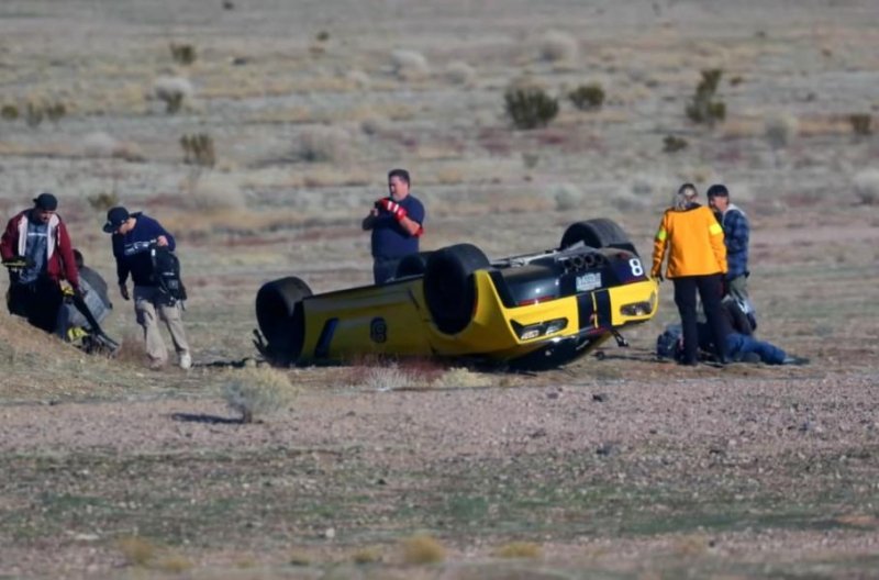 Chevrolete Corvette C7 перевернулся на гоночной трассе на полной скорости. Но водитель не пострадал