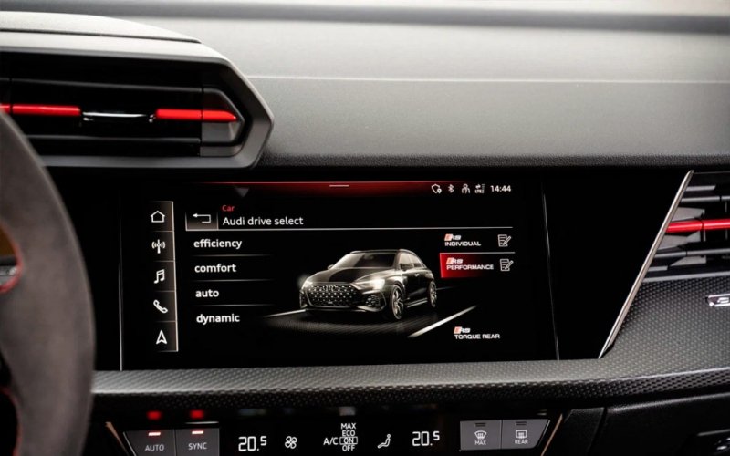 
            Audi назвала российские цены на хэтчбек и седан RS3 с 400-сильным мотором
        