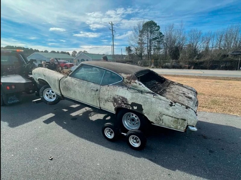
            В США в лесу нашли заброшенный автосалон со старыми машинами. Фото
        