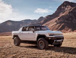 GM показал «режим краба» нового Hummer на видео с участием звезды НБА