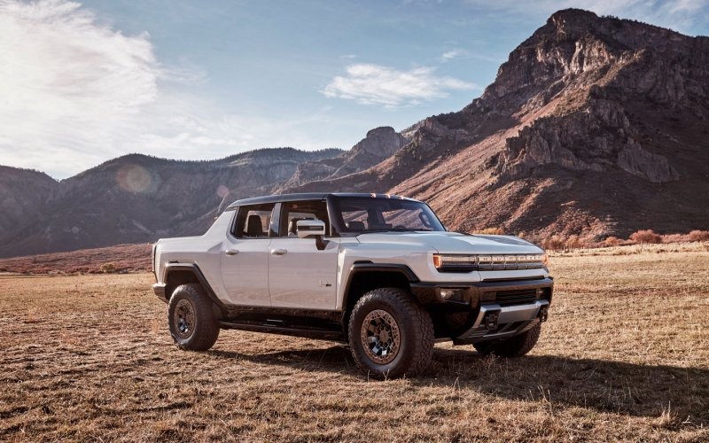 
            GM показал «режим краба» нового Hummer на видео с участием звезды НБА
        