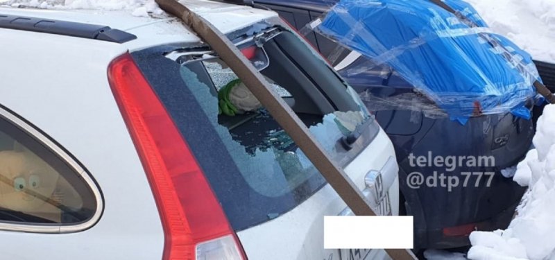 
            23 разбитых авто. Как снег и коммунальщики подставили владельцев машин
        