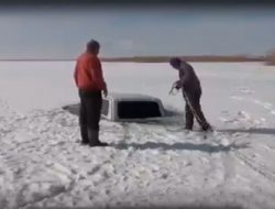 В Турции местные любители оффроуда утопили в озере Lada Niva. Видео
