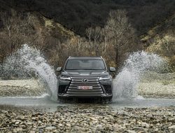 Король пафоса: в России стартовали продажи новейшего Lexus LX
