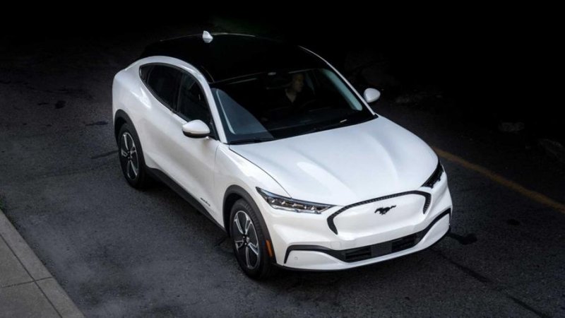 Лучшим электромобилем года стал Ford Mustang Mach-E