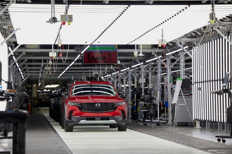 Mazda останавливает производство в Японии