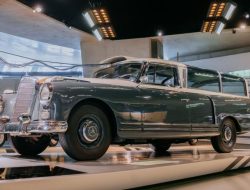 Mercedes-Benz напомнил об уникальном универсале Type 300 Adenauer