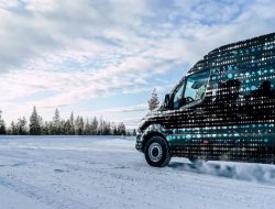 Mercedes-Benz показал тизер нового электрического Sprinter