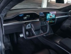 На мультимедийке Tesla Cybertruck можно будет сыграть в Cyberpunk 2077