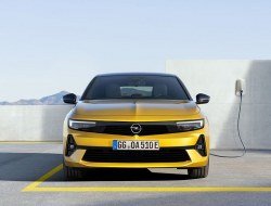 Названы сроки появления в России новейшего Opel Astra