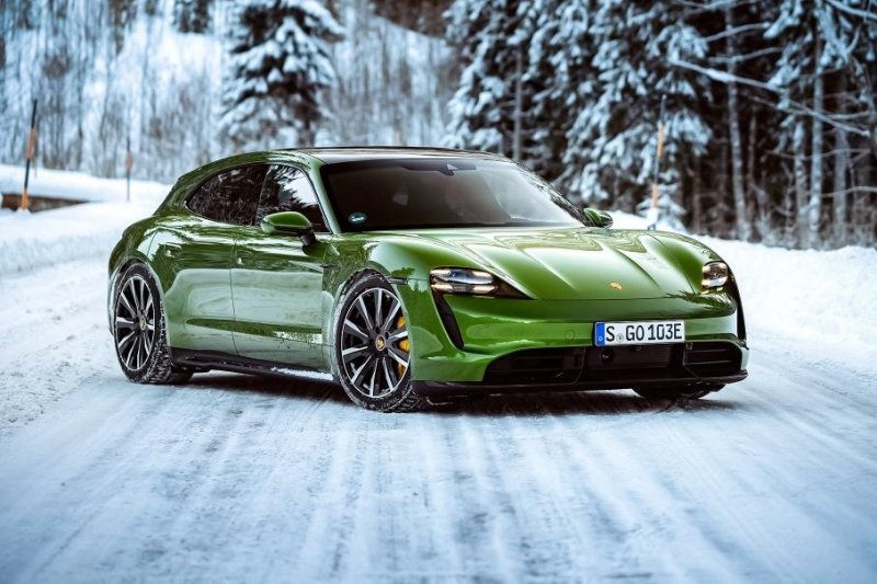 Porsche Taycan обошел по популярности все бензиновые машины. Но только в одной стране