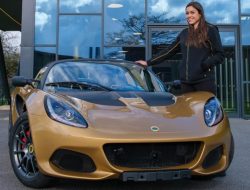 Последний Lotus Elise достался девушке, подарившей спорткару имя
