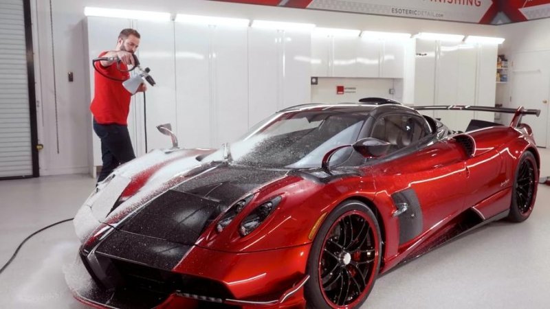 Посмотрите, как моют гиперкар Pagani Huayra за 300 миллионов рублей