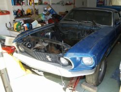 Посмотрите на 53-летний Ford Mustang Mach 1 для дрэга, который полвека простоял в гараже