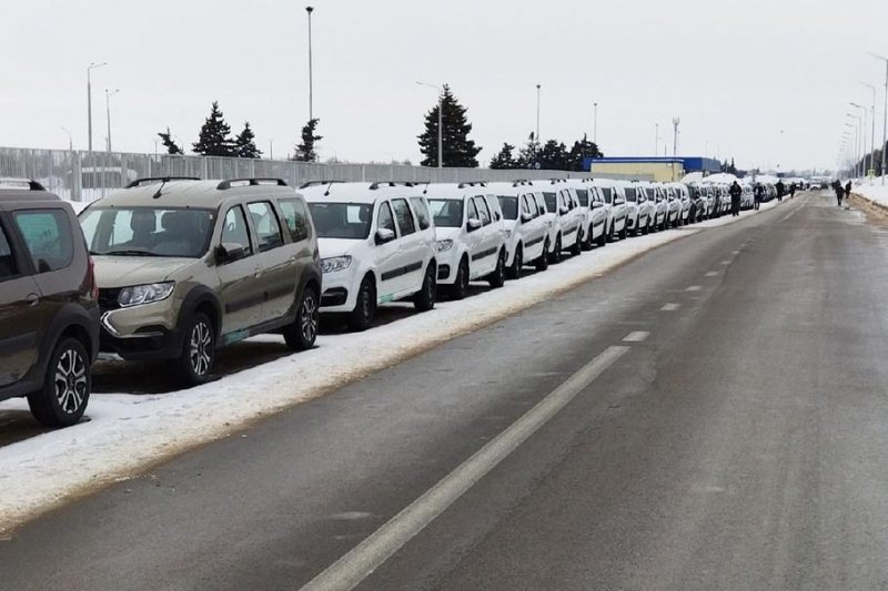 Посмотрите на бесконечную очередь из Lada Largus: они не могут попасть к дилерам