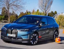 Посмотрите на «лосиный тест» BMW iX, который появится в России