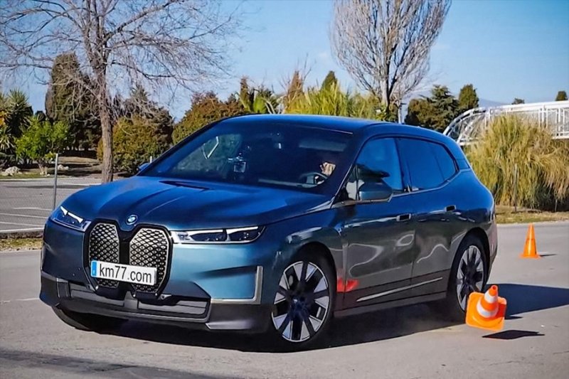 Посмотрите на «лосиный тест» BMW iX, который появится в России