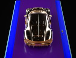 Посмотрите на модельку самого дорогого Bugatti, сделанную из чистого золота
