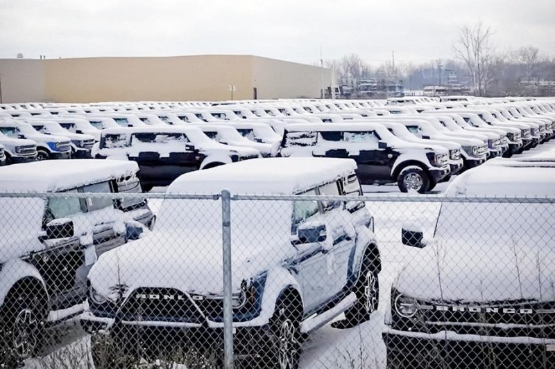 Сотни новых Ford Bronco заносит снегом. Их не могут отправить покупателям