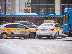 Таксистов назвали главными виновниками аварий в России