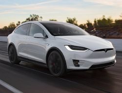 Tesla опять отзывает десятки тысяч машин по всему миру