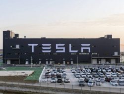 Tesla отзывает более 800 000 неисправных электромобилей