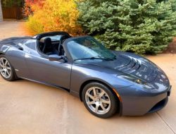 Tesla Roadster 2008 года продали за 250 тысяч долларов. Это рекорд