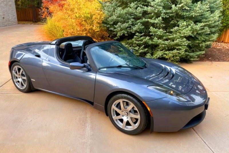 Tesla Roadster 2008 года продали за 250 тысяч долларов. Это рекорд