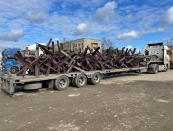 Украинский производитель прицепов начал выпуск противотанковых ежей