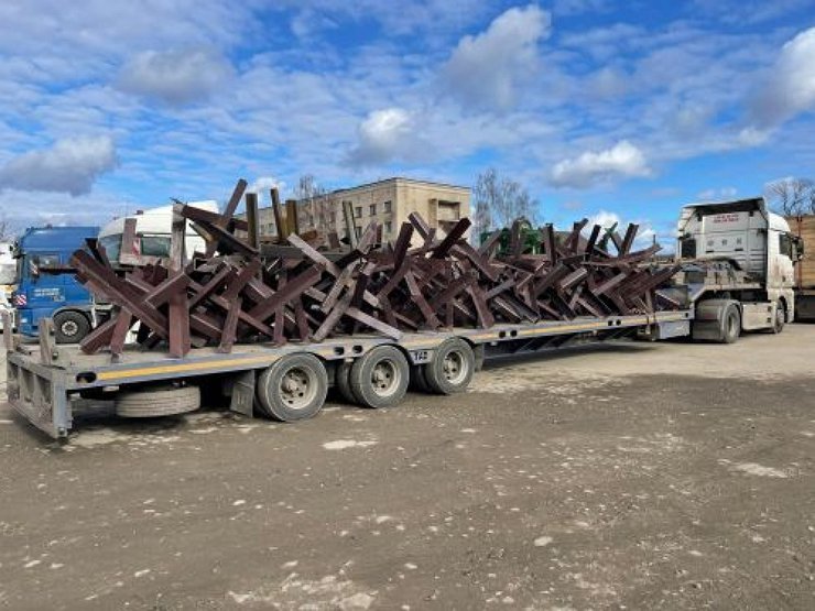 Украинский производитель прицепов начал выпуск противотанковых ежей