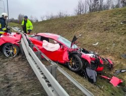 В Польше разбили Ferrari за 25 миллионов рублей: ее не смог остановить отбойник