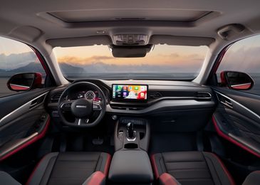 В салоне российских Haval F7 появится большой «телевизор»